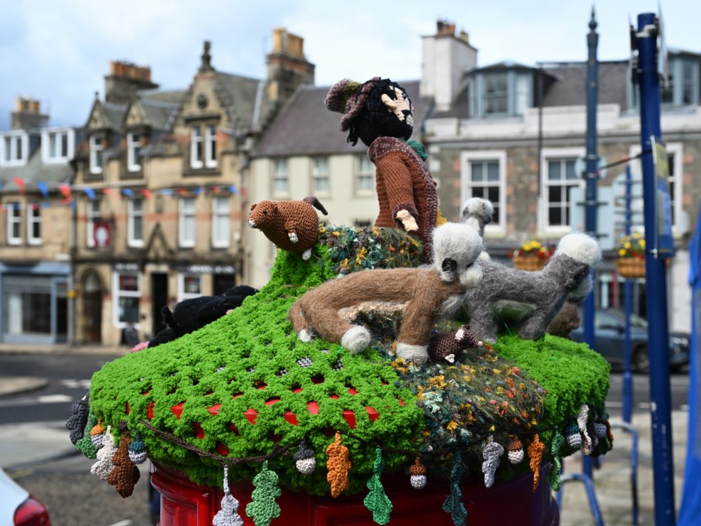 Dandie-themed post box topper